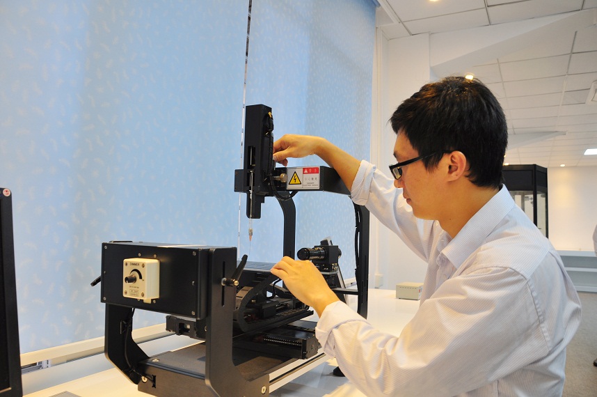 測(cè)試員操作接觸角測(cè)量?jī)x